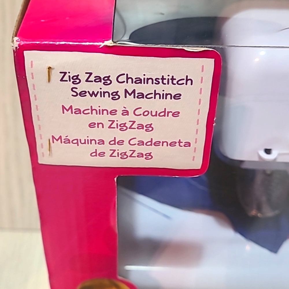 Singer Zig Zag Chainstitch Sewing Machine New - Picture 2 of 7